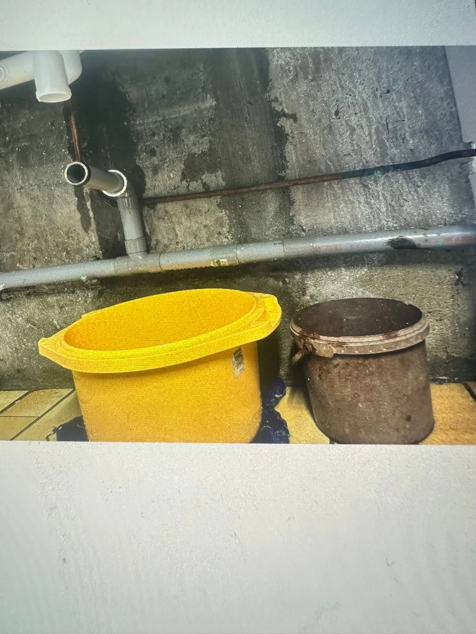 Seaux sous évier fuyant