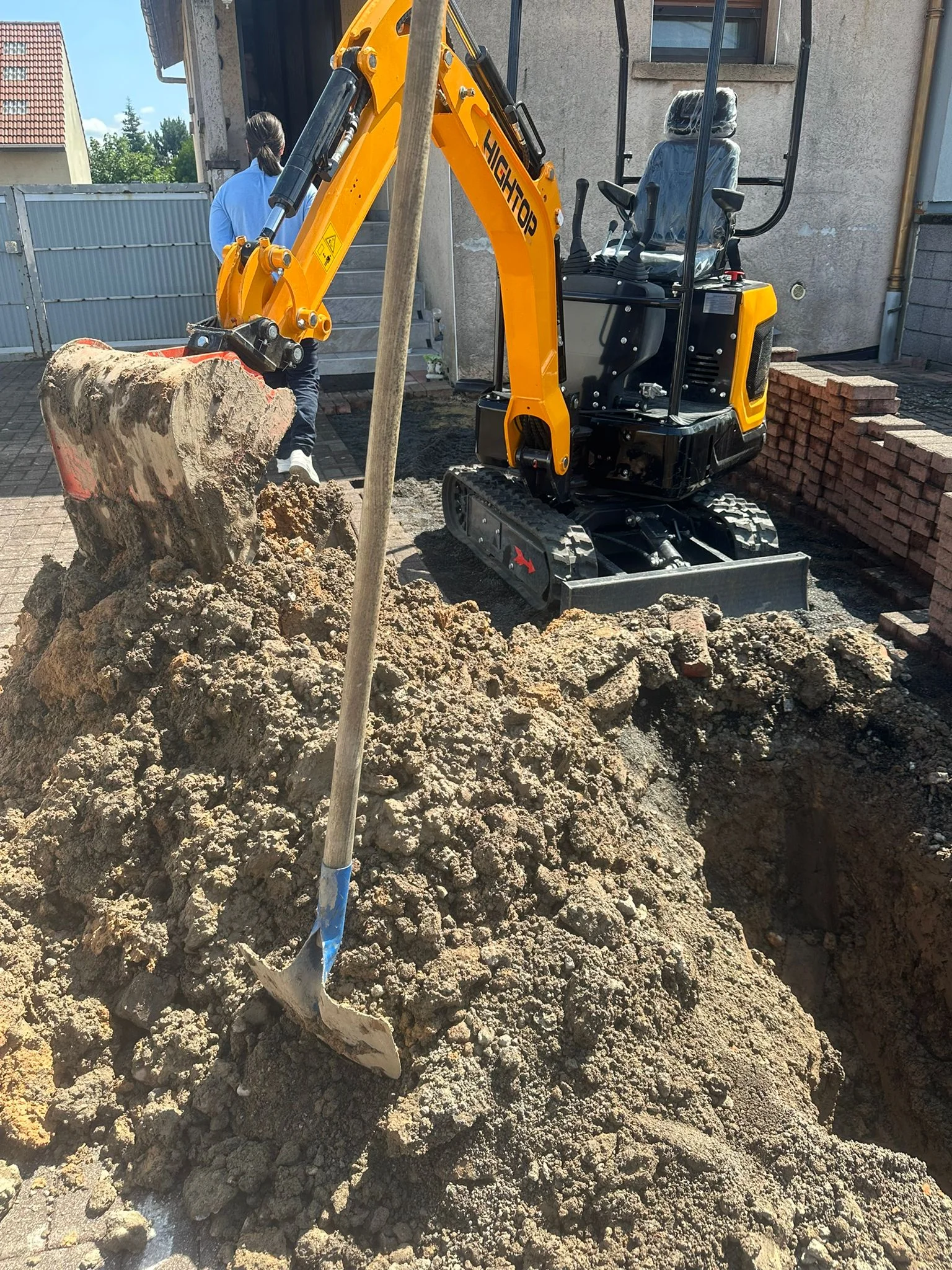 Travaux avec mini-pelle sur terrain